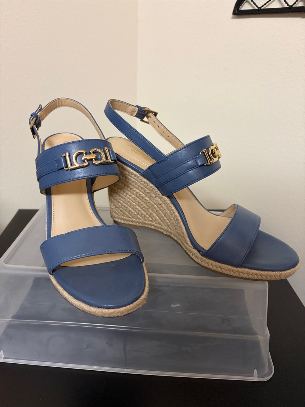 Liz Claiborne Periwinkle Blue Leather Slingback Wedge Sandals with Gold Accent - Picture 2 of 4